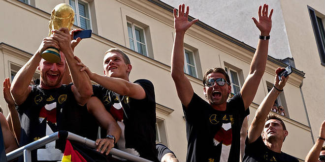 לגרמניה יש גביע, אבל לא כרטיס חופשי לטורניר הבא (צילום: Markus Winkler_flickr_cc)