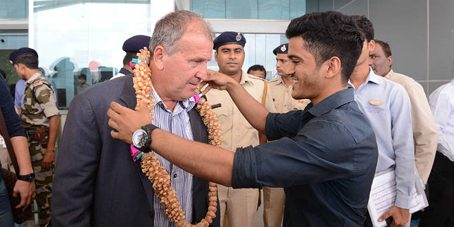זיקו, המאמן החדש של גואה. התקבל בפרחים (האתר הרשמי)