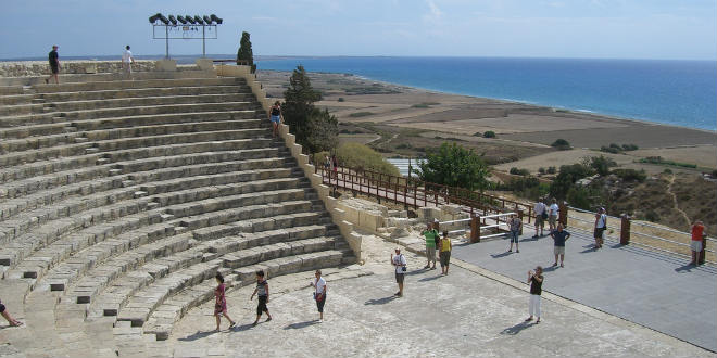 התיאטרון בקוריון. שימש בעיקר לקרבות גלדיאטורים (צילום: Peter Collins_flickr_cc)