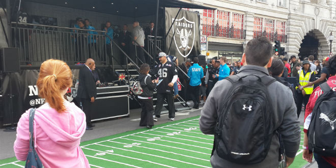 אנשי האוקלנד ריידרס פיזרו חיוכים לפני התבוסה. (צילום: ספורטור)