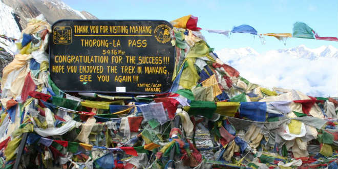 השלג במעבר ההרים. הנפאלים מחלצים, אחר כך יחששו לגורל התיירות במקום (צילום: wikimedia commons)