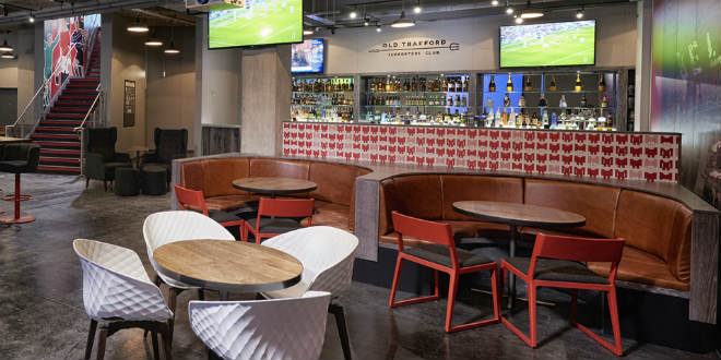 בית הקפה פתוח לכולם. ויש כמובן כדורגל על המסך (hotel football)