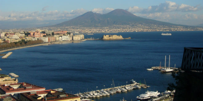 נאפולי, המפרץ והר הגעש וזוב. יש שם גם כדורגל (צילום: Luciano_flickr_cc)