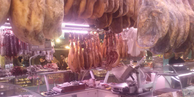 דוכן של חמון בשוק לה בוקריה. מחזה אופייני בספרד (צילום: ספורטור)