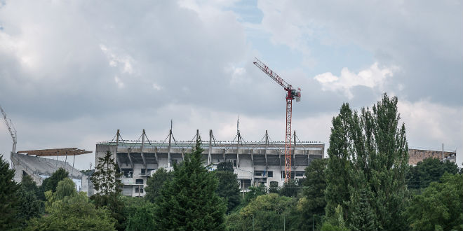 האיצטדיון של לאנס, גדול יותר מאוכלוסיית העיר (צילום: Yann Caradec_flickr_cc)