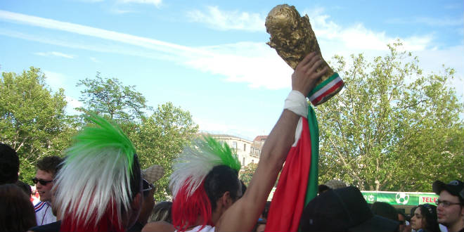 מוקדמות המונדיאל? אוהדי איטליה רוצים גביע (צילום: Brett L_flickr_cc)