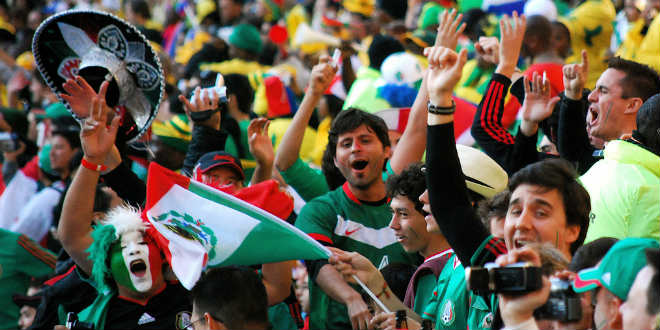 אוהדי מקסיקו, מעלים הילוך לקראת גביע הזהב (צילום: Celso FLORES_flickr_cc)