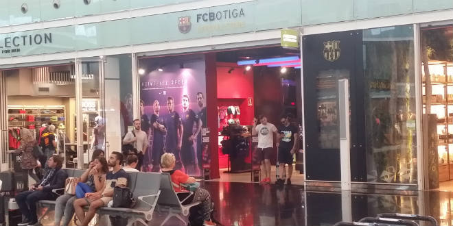 משדה התעופה למרכז ברצלונה חנויות של בארסה כבר בשדה התעופה אל פראט (צילום: ספורטור)