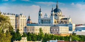 פלורידה נורטה הנוף מהמלון, ארמון המלוכה והקתדרלה (האתר הרשמי)